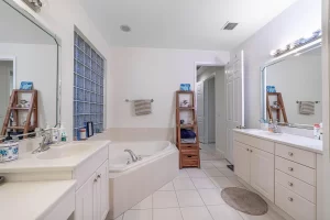 9462 Sandpiper Ln WPB FL 33411-ensuitebath2