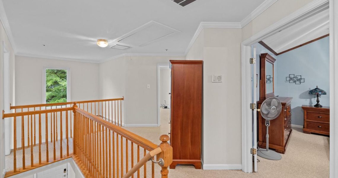 5714 Silk Tree Dr, Riverdale, MD 20737_2ndfllanding1