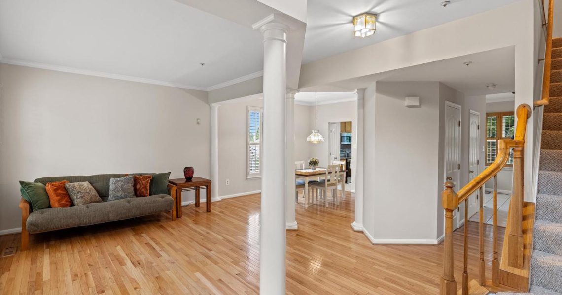 5714 Silk Tree Dr, Riverdale, MD 20737_livingrm1