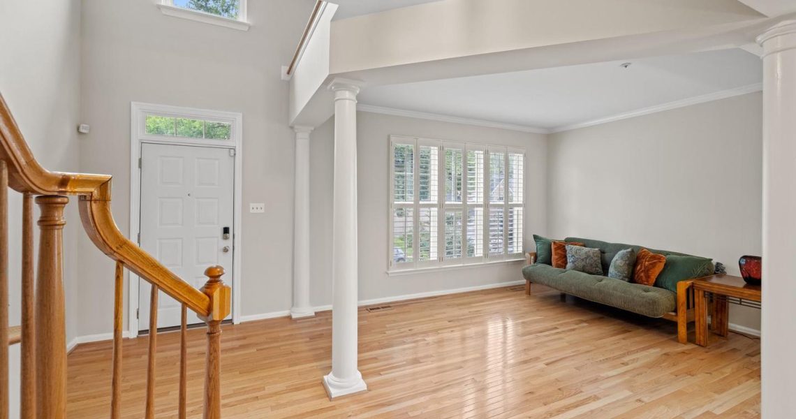 5714 Silk Tree Dr, Riverdale, MD 20737_livingrm2