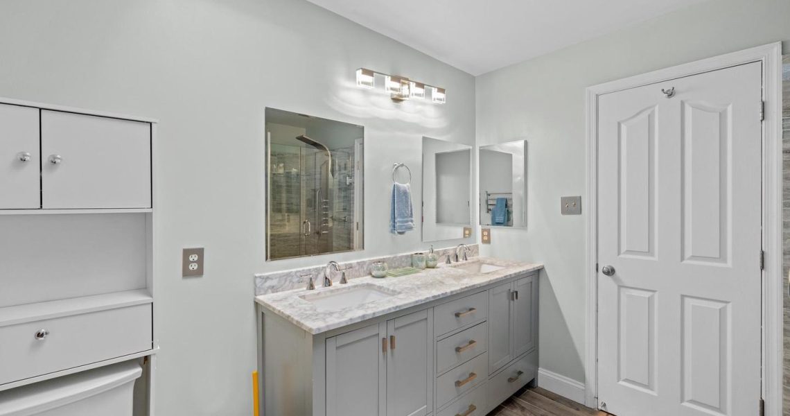 5714 Silk Tree Dr, Riverdale, MD 20737_mainbath1