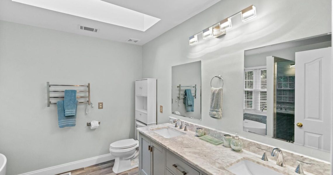 5714 Silk Tree Dr, Riverdale, MD 20737_primarybath1